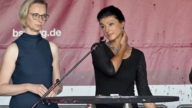 Gösteri sırasında Alman siyasetçi Sahra Wagenknecht’e kırmızı boyayla saldırı