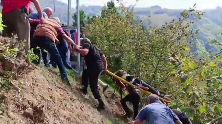 Düzce’de işçileri taşıyan minibüs uçuruma yuvarlandı