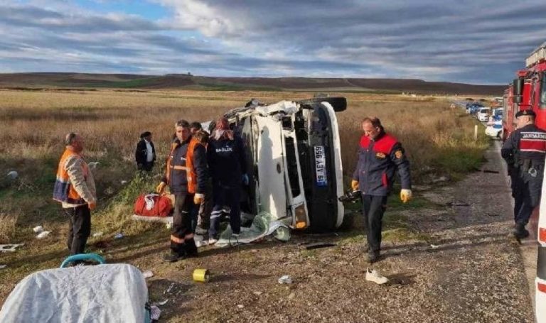 Çorum’da korkunç kaza… Kamyon ile işçi mekiği çarpıştı: 1 ölü, 14 yaralı – Son Dakika Türkiye Haberleri