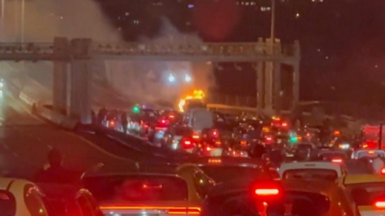 15 Temmuz’da Şehitler Köprüsü’nden geçen otomobilde çıkan yangın söndürüldü