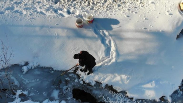 Bayburt’ta termometreler eksi 17’yi gösterdi: Dereler ve göletler dondu