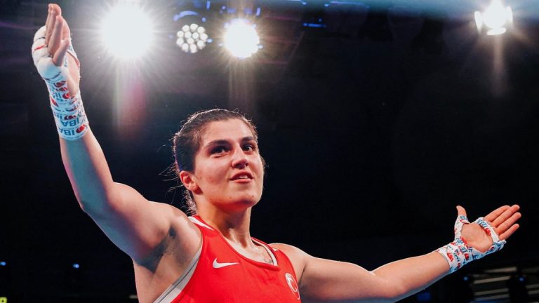 Türk Ulusal Boksör Busenaz Süreneli 3 kez dünya şampiyonu oldu