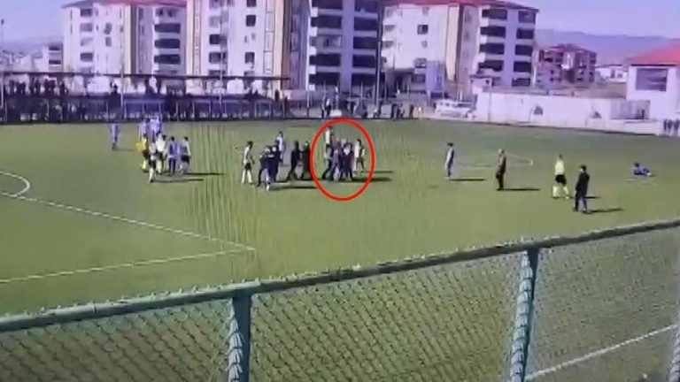 Son Dakika Spor Haberleri | Kırmızı kart gören oyuncu hakemi yumrukladı
