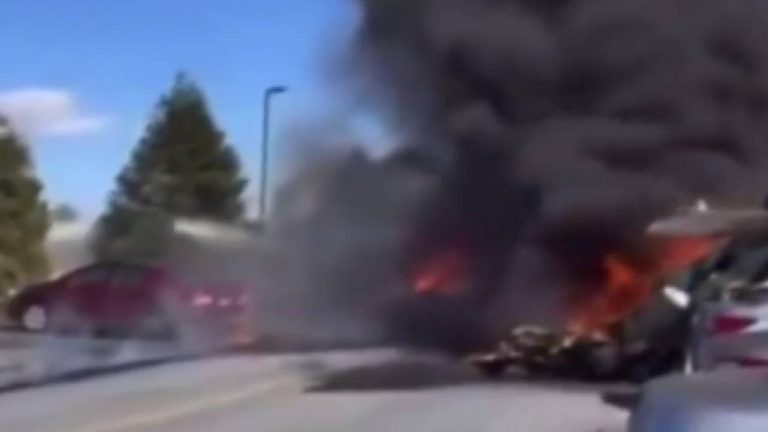 Amerika Birleşik Devletleri’nde kapı açık olan uçak otoparka çarptı