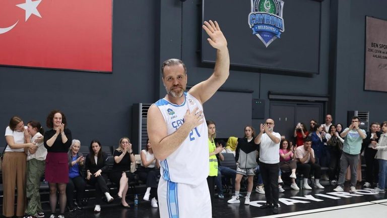 Ulusal basketbolcu Oguz Savaş parketleri selamladı