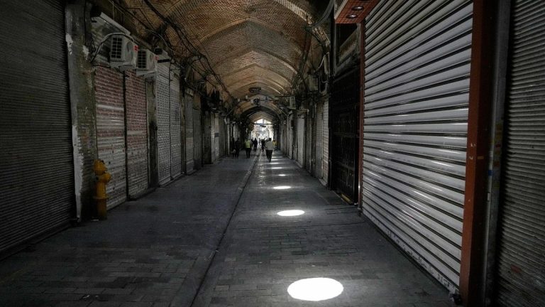 İran-İsrail çatışması tırmanıyor: Tahran’da dükkanlar kepenk indirdi, binlerce kişi şehri terk etti