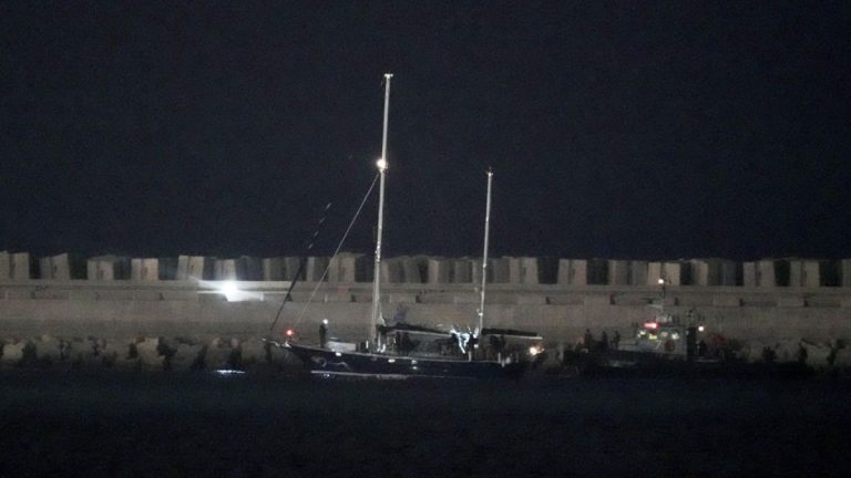 İsrail, Gazze’ye giden yardım teknesini Aşdod Limanı’na çekti