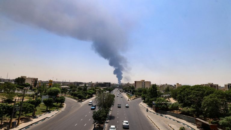 İran'da tüm eğitim kurumları tatil edildi, İsrail'de OHAL uzatıldı