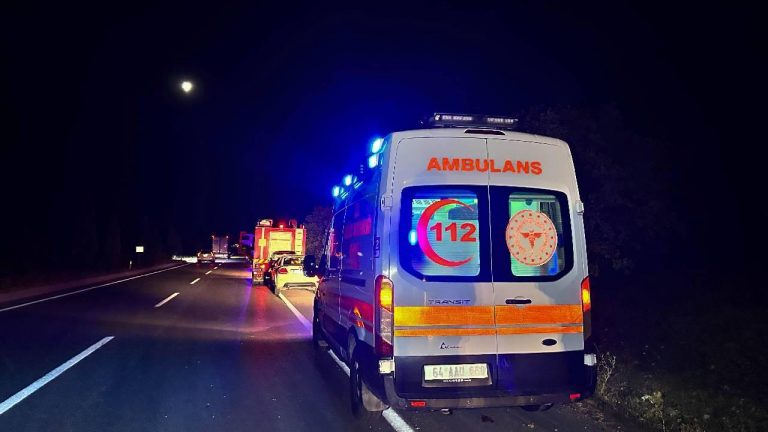 Uşak’ta şarampole devrilen otomobildeki 1 kişi hayatını kaybetti, 2 kişi yaralandı