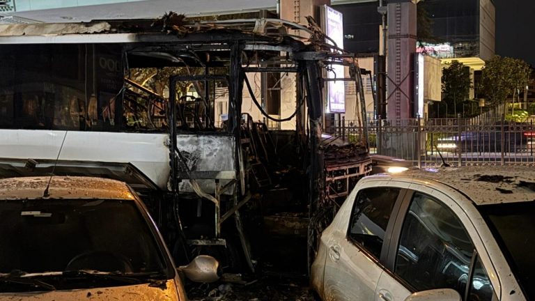 Şişli’de seyir halindeki tur otobüsü yandı