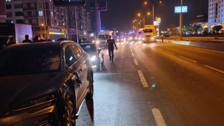 Yolun karşısına geçmeye çalışan 2 kadına otomobil çarptı: 1 ölü, 1 ağır yaralı