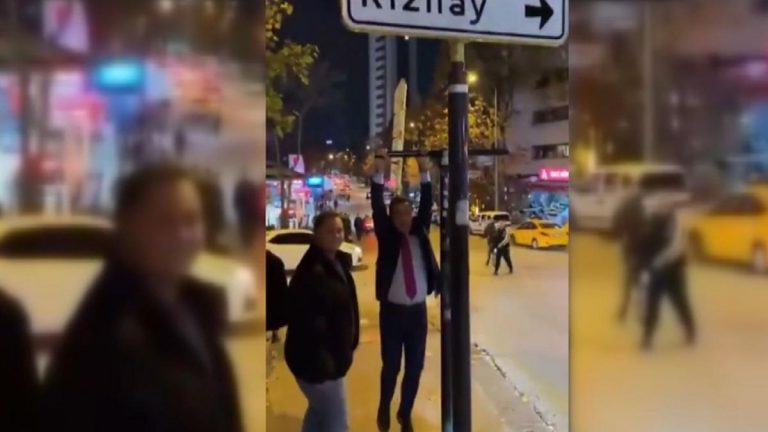 Mustafa Sarıgül, popüler olan Kızılay tabelası önünde gençlerle görüştü