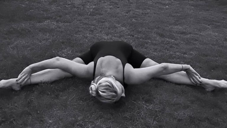 Saba Tümer gece yogası yaptı! Sosyal medya onu konuştu